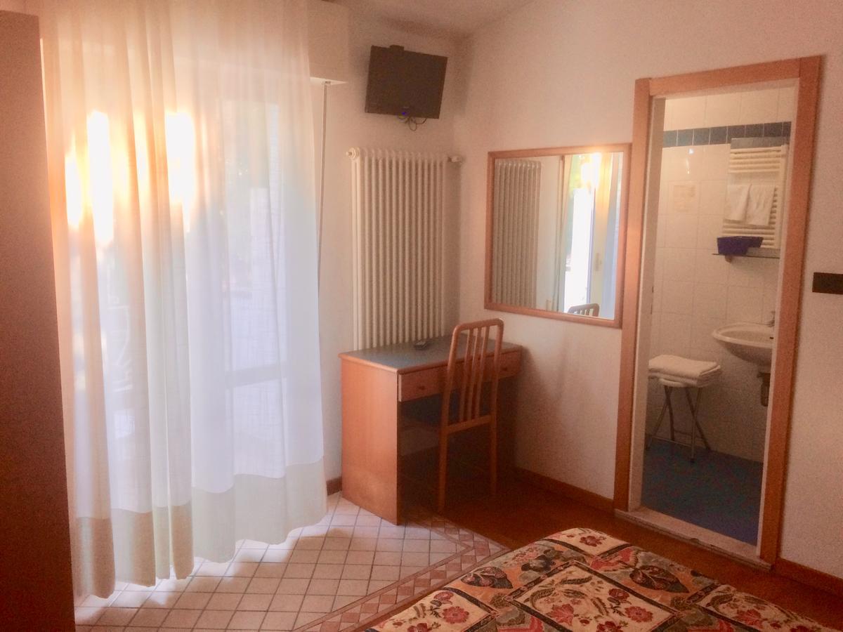 Hotel Daniela Римини Экстерьер фото